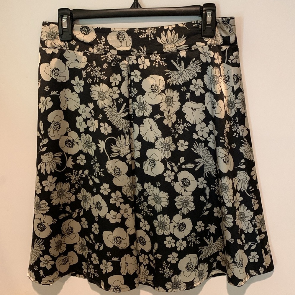 Linea Domani Limited Collection floral blk/gray satin midi skirt. Size 6. EUC.